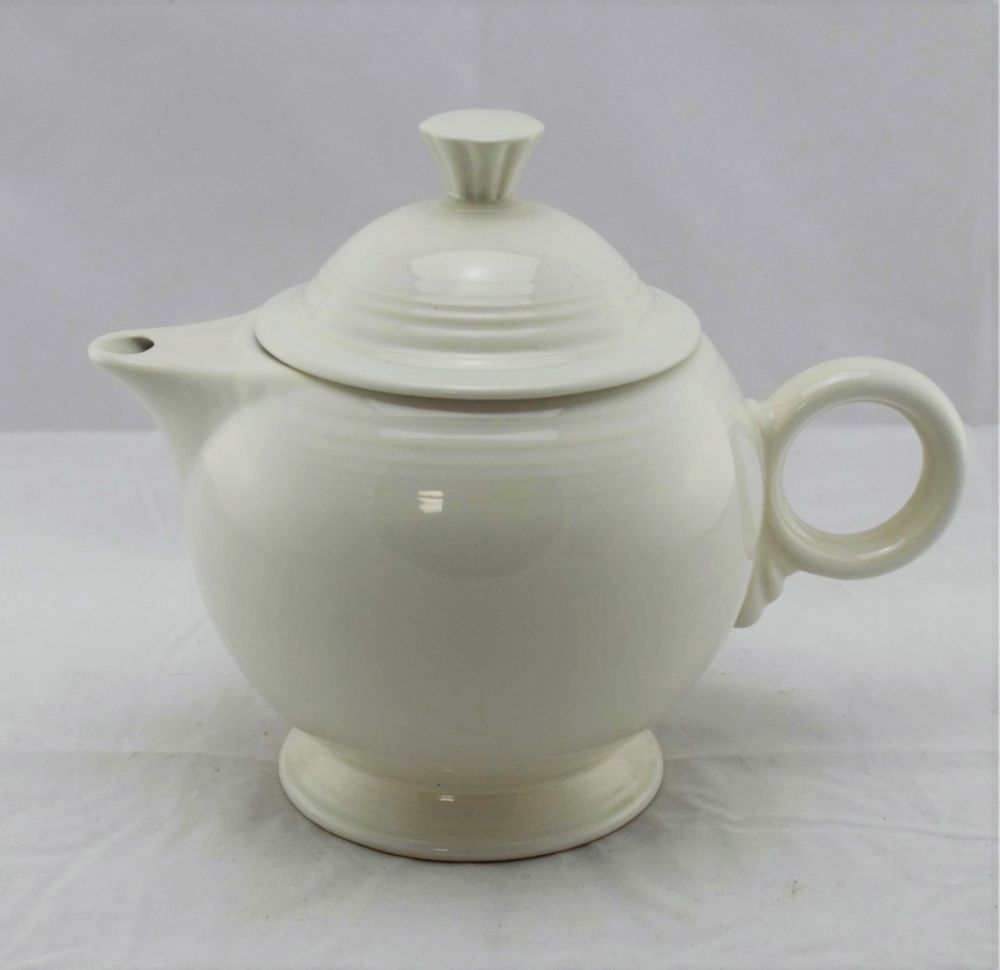 https://fiestaspecialties.com/media/catalog/product/cache/7af62008e4c7fadfa470f47be78ceeda/4/9/496-o--white-1986-lg.-style-tea-pot-had-larger-opening-for-lid-before-redesigned-hlc-44oz.-discontinued--3-.jpg
